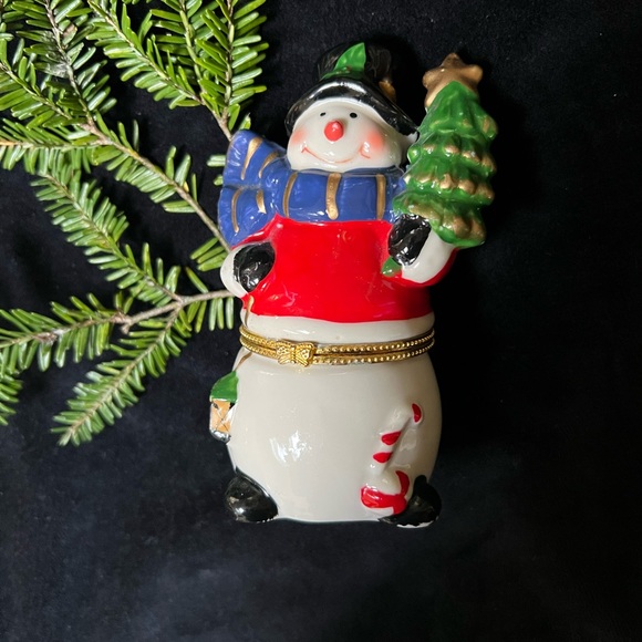 Greenbrier Porcelain Hinged Trinket Box, Snowman with Tree & Lantern. - Picture 2 of 12